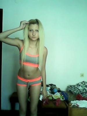 Chat with Kayleigh (23) | California Casual Partners