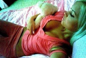 Shenna from Hawaiian Beaches, Hawaii is looking for adult webcam chat